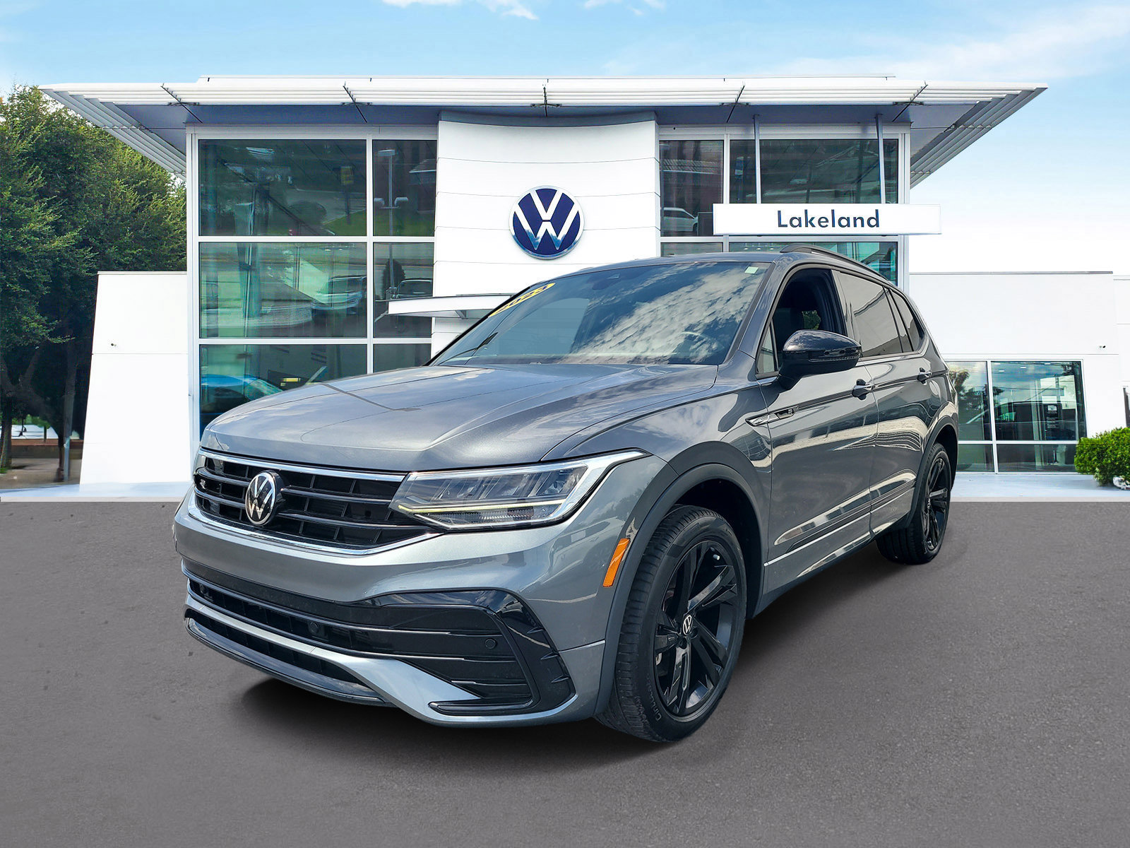 Used 2023 Volkswagen Tiguan SE R-Line FWD image 2