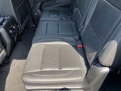 Used 2022 Chevrolet Suburban LT w/ Luxury Package image 14