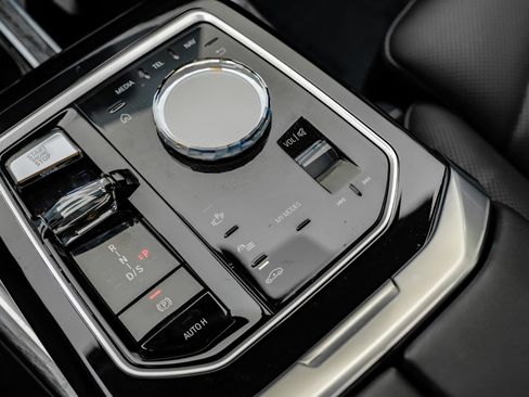 Used 2024 BMW 740i w/ Premium Package 2 image 33