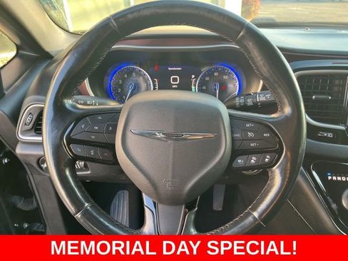 Used 2020 Chrysler Pacifica Touring-L FWD image 17