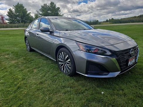 Used 2023 Nissan Altima 2.5 SV FWD image 3