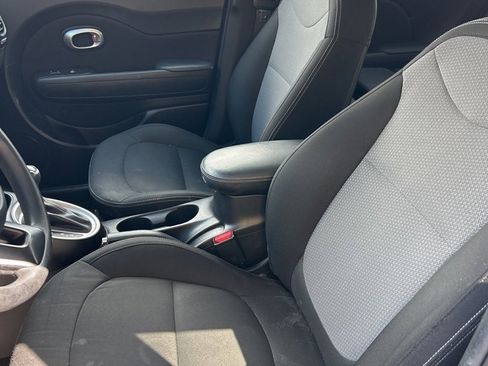 Used 2017 Kia Soul + image 8