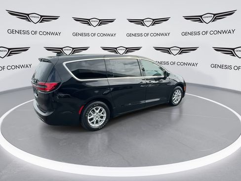 Used 2024 Chrysler Pacifica Touring-L FWD image 8