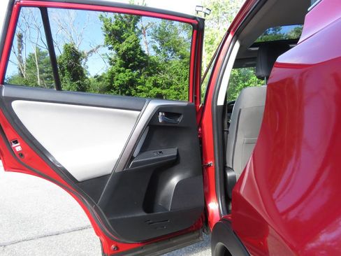 Used 2015 Toyota RAV4 XLE AWD/4WD image 18
