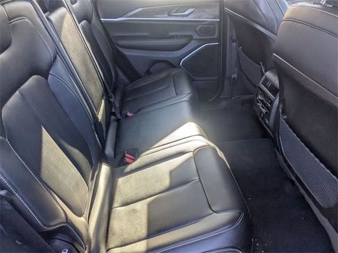 Used 2023 Jeep Grand Cherokee Limited w/ Black Appearance Package image 33