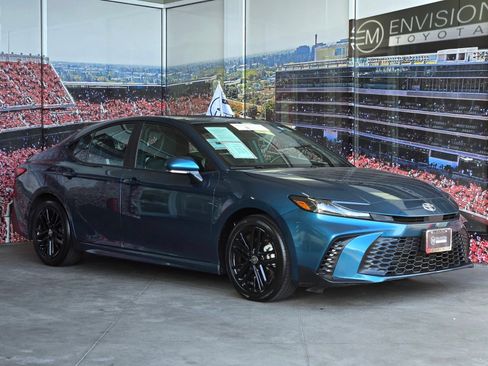 Used 2025 Toyota Camry SE FWD image 1