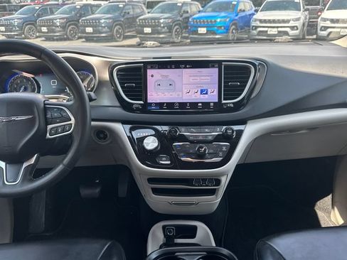Used 2023 Chrysler Pacifica Touring-L FWD image 22