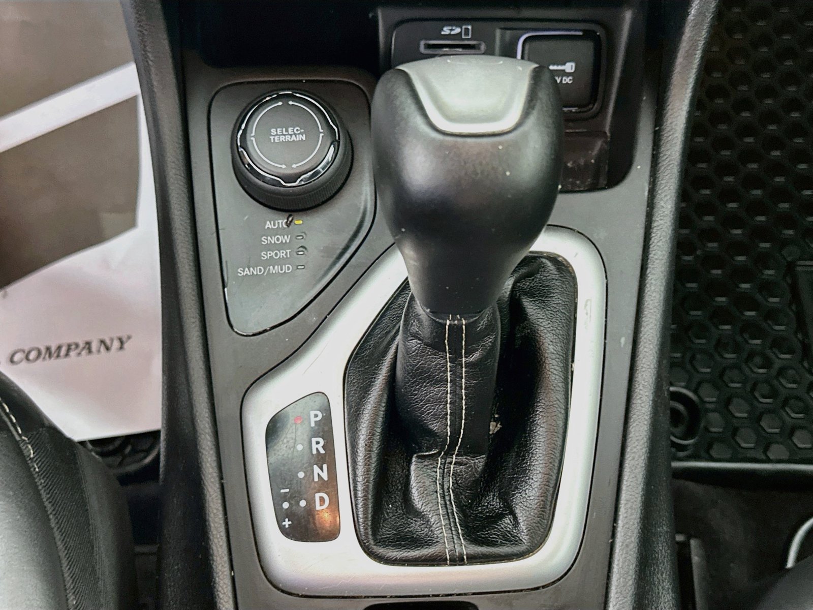Used 2018 Jeep Cherokee Latitude Plus w/ Cold Weather Group AWD/4WD image 16