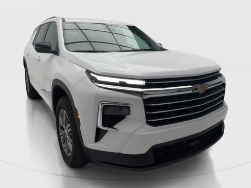 Used 2026 Chevrolet Traverse LT FWD image 2