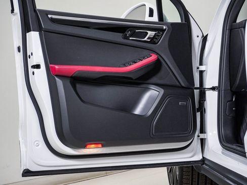 Certified 2025 Porsche Macan image 25