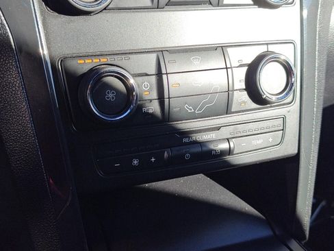 Used 2018 Ford Explorer XLT image 19