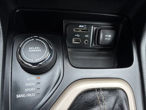 Used 2015 Jeep Cherokee Latitude w/ Cold Weather Group AWD/4WD image 27