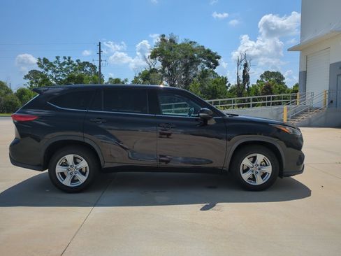 Used 2020 Toyota Highlander LE FWD image 4