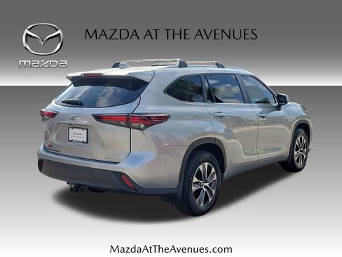 Used 2024 Toyota Highlander XLE AWD/4WD image 4