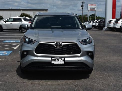 Used 2023 Toyota Highlander XLE FWD image 2