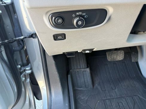 Used 2024 GMC Terrain SLE w/ Driver Convenience Package image 14