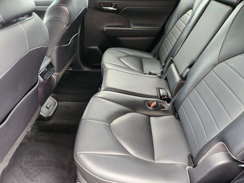 Used 2021 Toyota Highlander XLE AWD/4WD image 18
