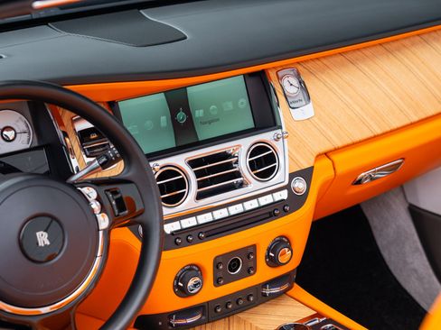 Used 2017 Rolls-Royce Dawn RWD image 60