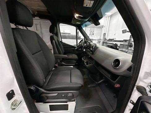 Used 2025 Mercedes-Benz Sprinter 2500 image 23
