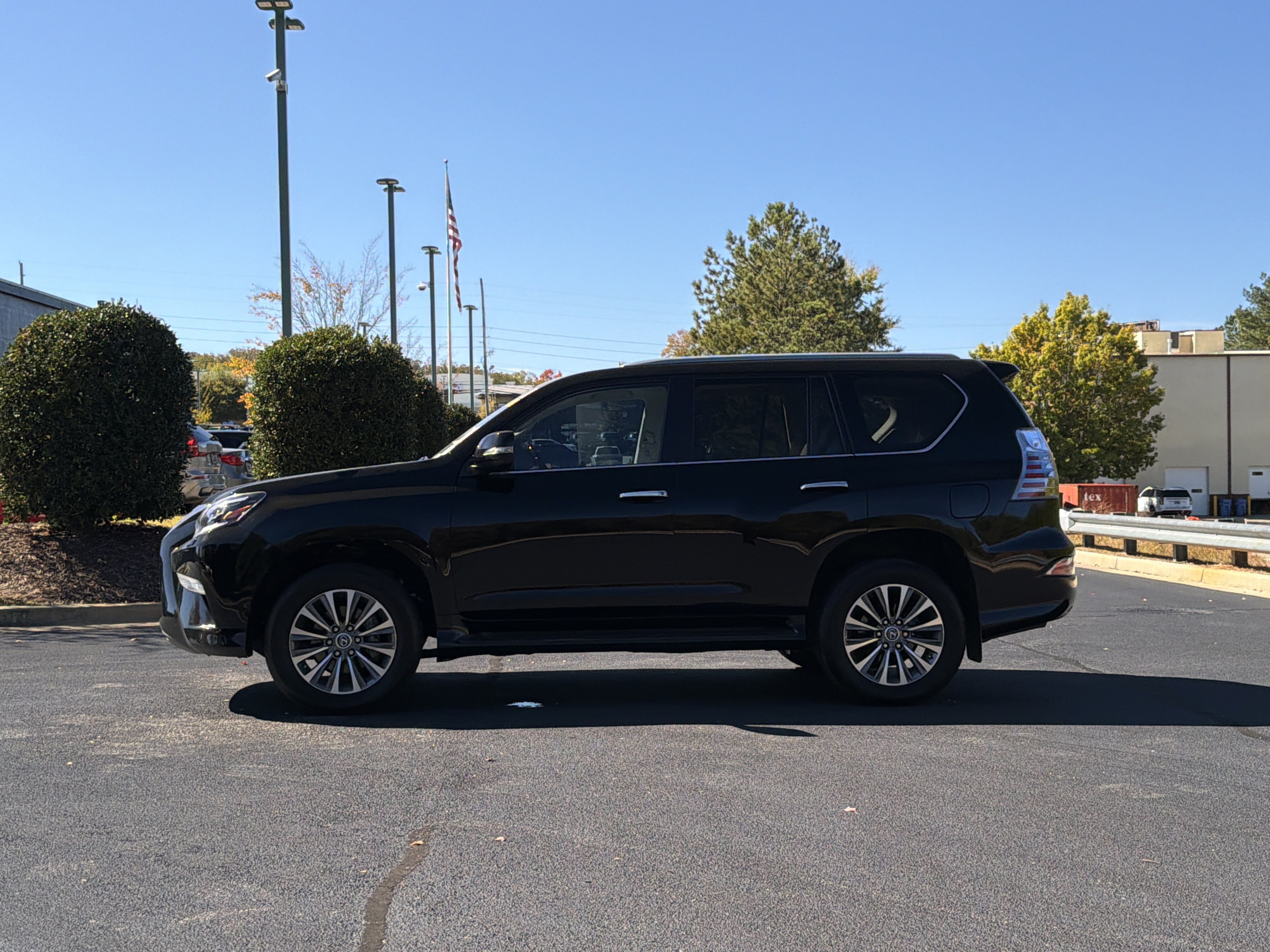 Used 2022 Lexus GX 460 Luxury w/ Off Road Package AWD/4WD image 11