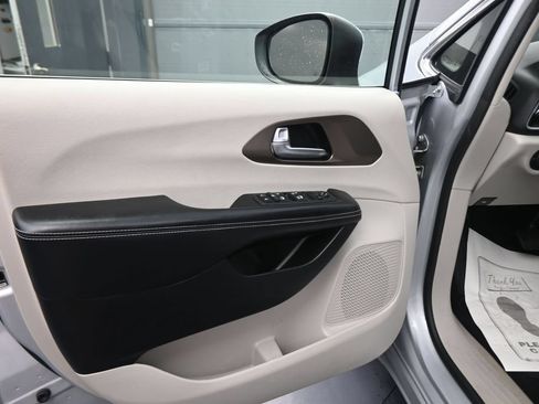 Used 2022 Chrysler Voyager LX FWD image 40