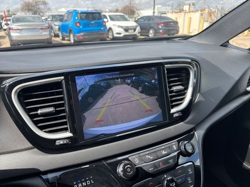 Used 2025 Chrysler Pacifica Select image 25