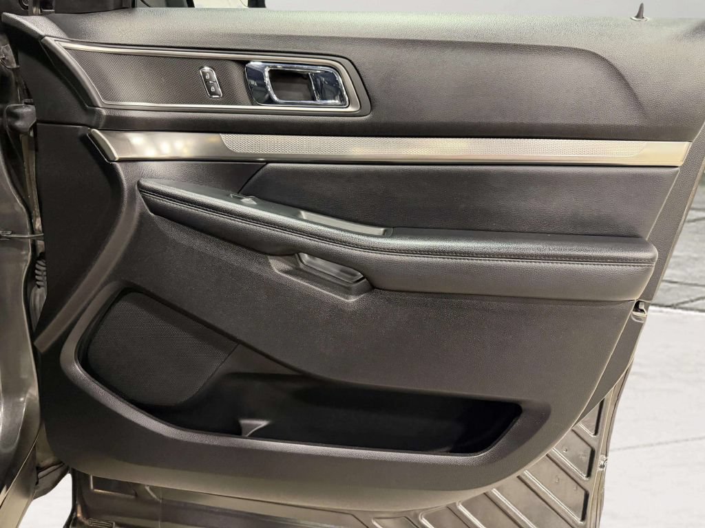 Used 2018 Ford Explorer XLT w/ Equipment Group 202A AWD/4WD image 31