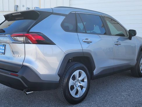 Used 2019 Toyota RAV4 LE image 8