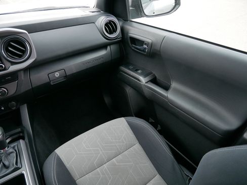 Used 2022 Toyota Tacoma TRD Off-Road image 11