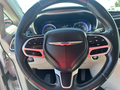 Used 2018 Chrysler Pacifica Touring-L image 13