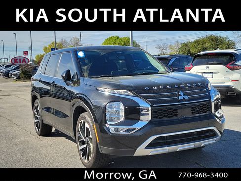 Used 2024 Mitsubishi Outlander SE image 1