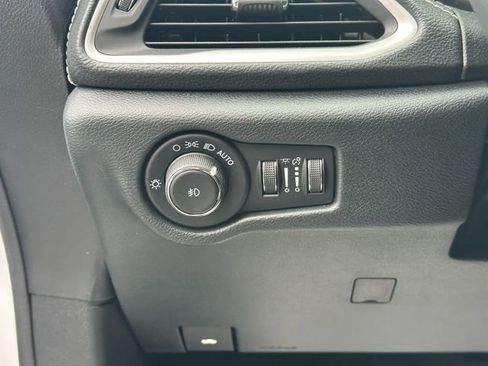 Used 2025 Chrysler Pacifica Select AWD/4WD image 22