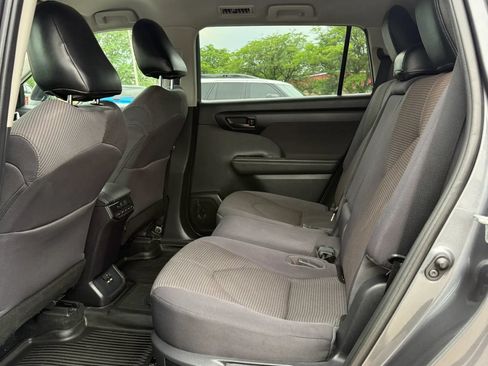 Used 2021 Toyota Highlander L AWD/4WD image 17