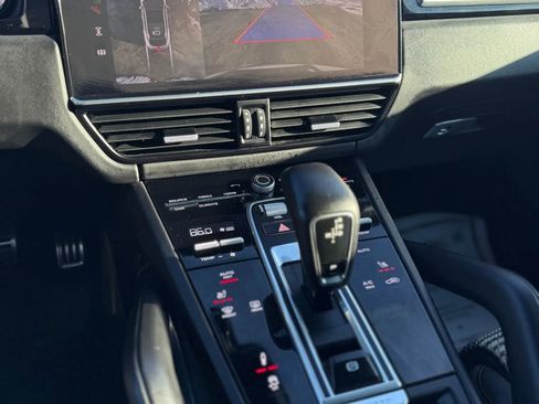 Used 2022 Porsche Cayenne Turbo AWD/4WD image 30