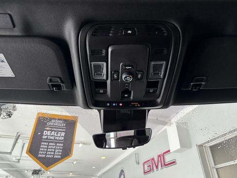 Certified 2025 GMC Yukon Denali Ultimate w/ LPO, Floor Liner Package AWD/4WD image 32