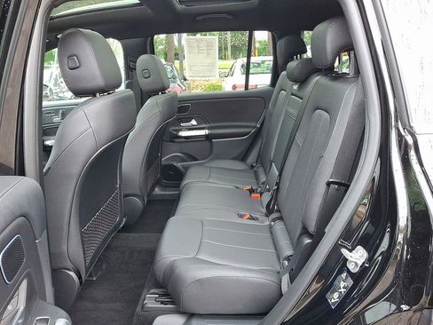 Used 2024 Mercedes-Benz GLB 250 4MATIC image 11