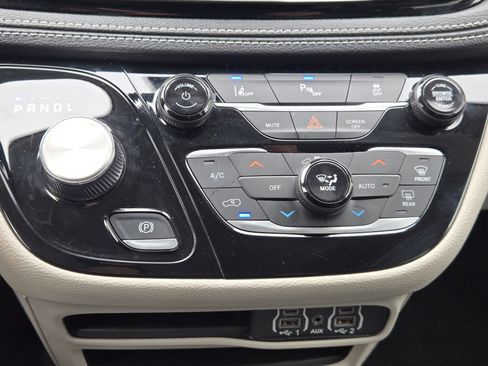 Used 2024 Chrysler Pacifica Select image 23