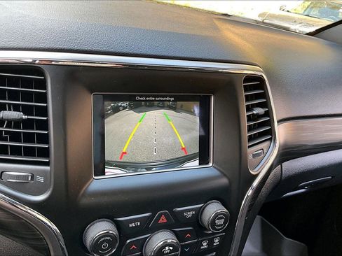 Used 2019 Jeep Grand Cherokee Laredo w/ Security & Convenience Group image 38