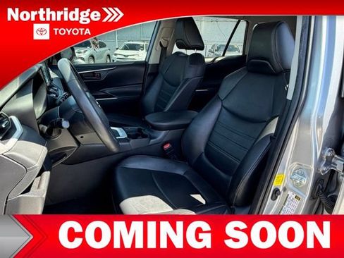 Used 2021 Toyota RAV4 XLE Premium w/ Carpet Mat Package (TMS) FWD image 6