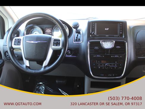 Used 2016 Chrysler Town & Country Touring w/ Driver Convenience Group image 26