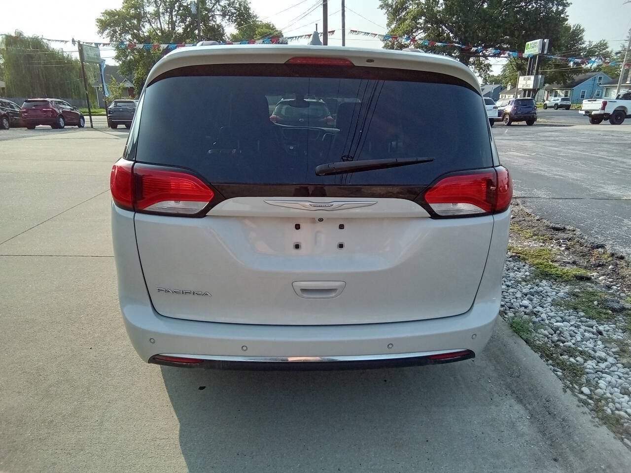 Used 2017 Chrysler Pacifica Touring-L FWD image 8