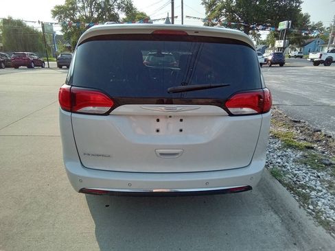 Used 2017 Chrysler Pacifica Touring-L FWD image 8