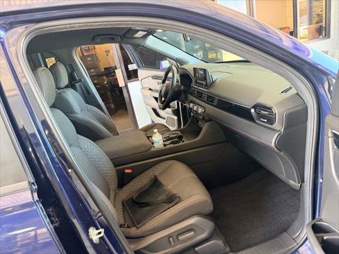 Used 2025 Honda Pilot Sport image 12