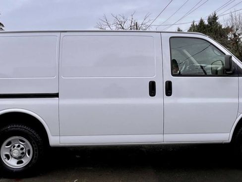 Used 2006 Chevrolet Express 2500 image 2