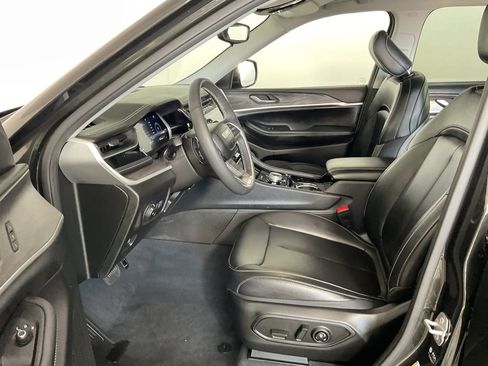 Used 2023 Jeep Grand Cherokee L Limited w/ Black Appearance Package AWD/4WD image 18