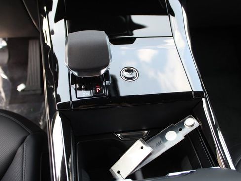 Used 2025 Land Rover Range Rover Sport SE image 13