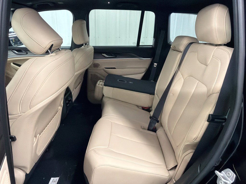 New 2027 Jeep Grand Cherokee Limited RWD image 10