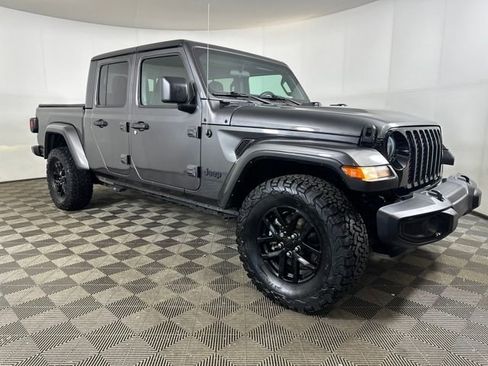 Used 2022 Jeep Gladiator Sport image 2