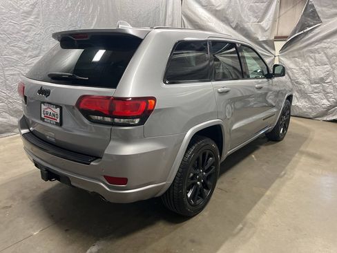 Used 2017 Jeep Grand Cherokee Altitude AWD/4WD image 6
