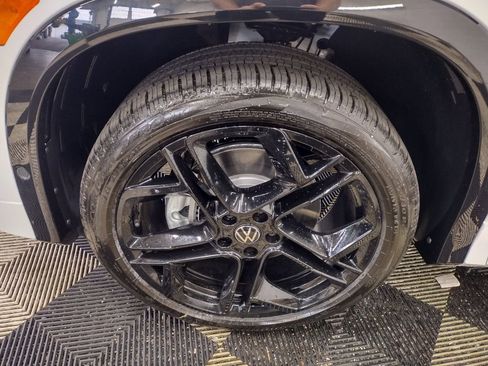 New 2025 Volkswagen Tiguan SE R-Line image 7